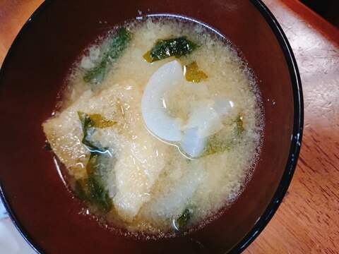 新玉ねぎと油揚げ、わかめのお味噌汁